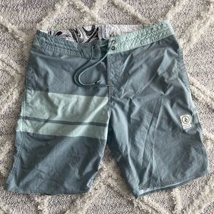 Volcom slingers shorts size 33